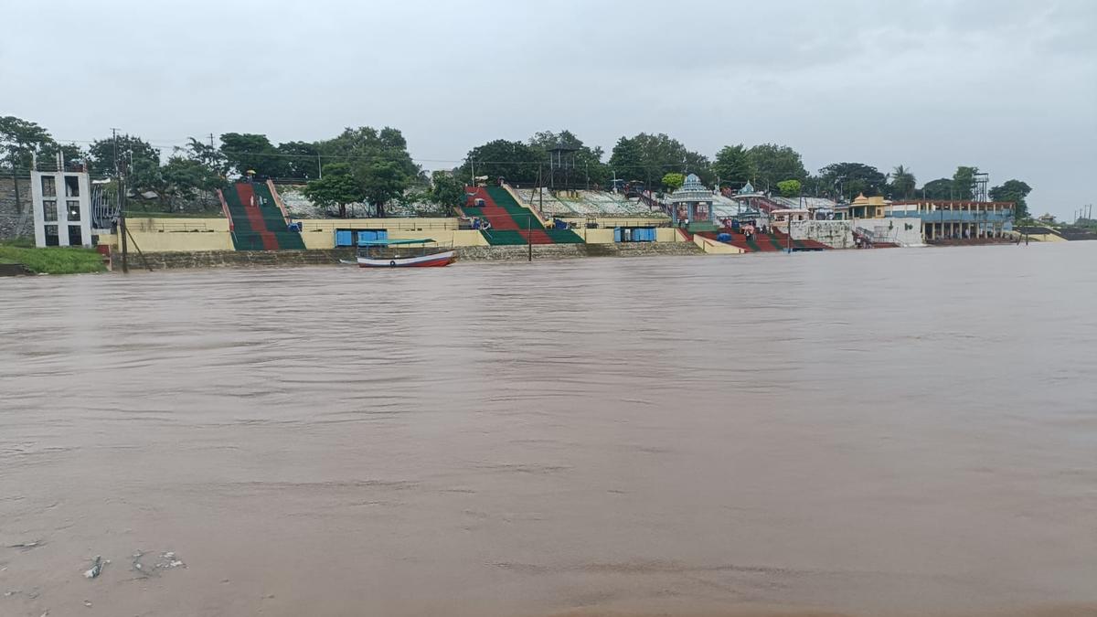 Swollen Godavari crosses 48 foot-mark at Telangana’s Bhadrachalam, second flood warning issued